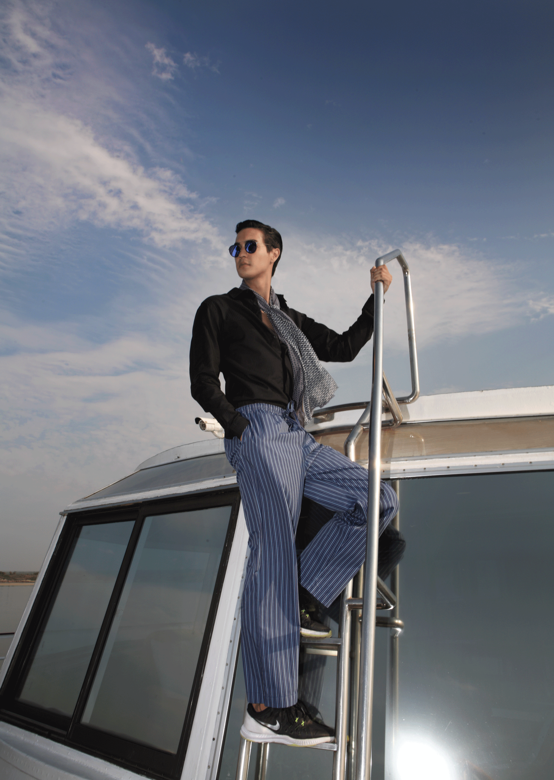 pyjama pants : JOCKEY / sunglasses : SPEKTRE / watch : FORREST