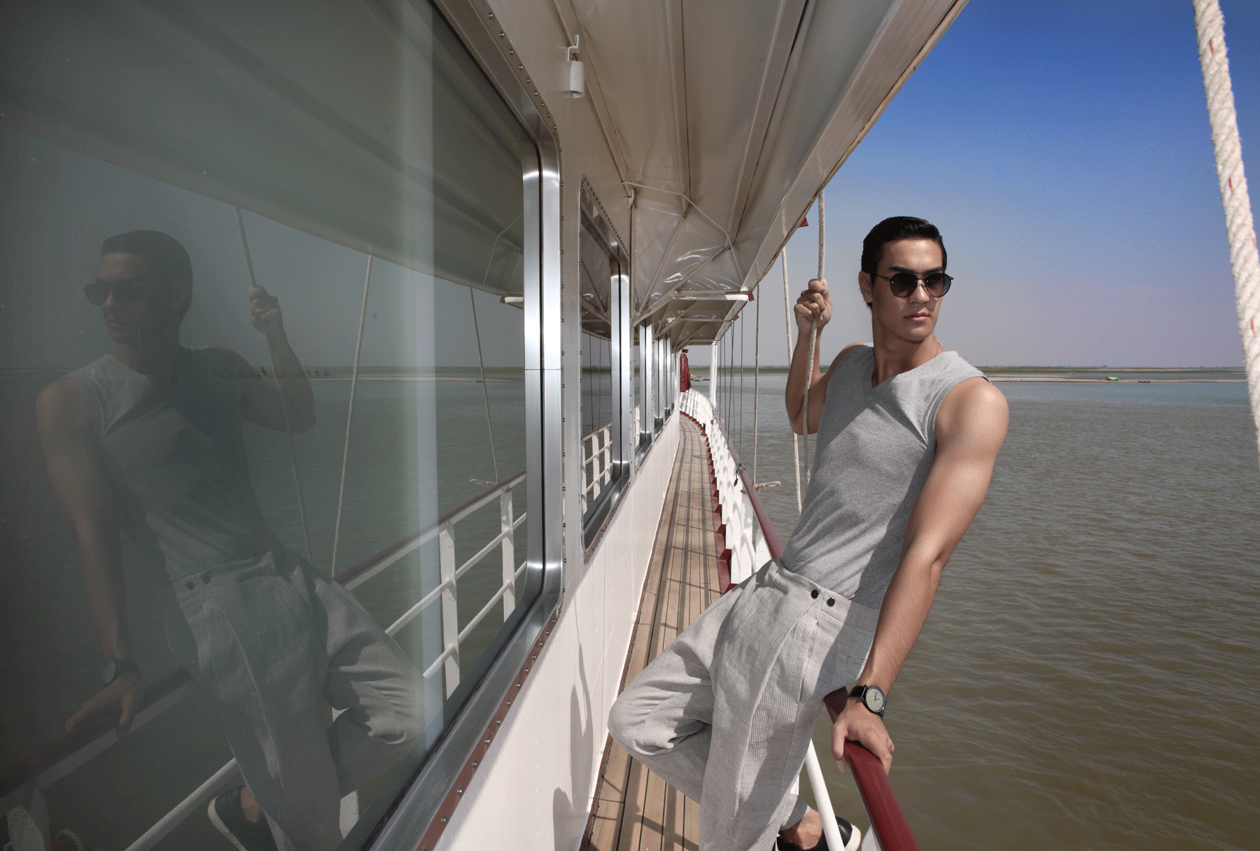 pants : Emporio Armani / tshirt : JOCKEY / watch : FORREST / sunglasses : SPEKTRE