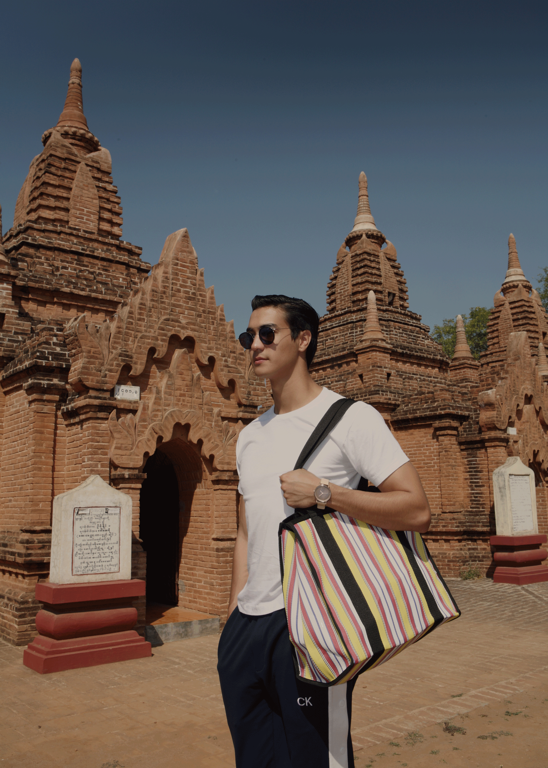 Khaymingha Temple - Bagan Tshirt : JOCKEY / pants : CK Calvin Klein / watch : FORREST / sunglasses : SPEKTRE / bag : Red Modeling