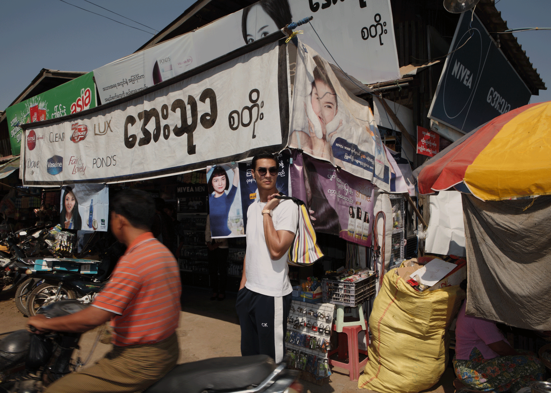 Nyaung- U Market Bagan Tshirt : JOCKEY / pants : CK Calvin Klein / watch : FORREST / sunglasses : SPEKTRE / bag : Red Modeling