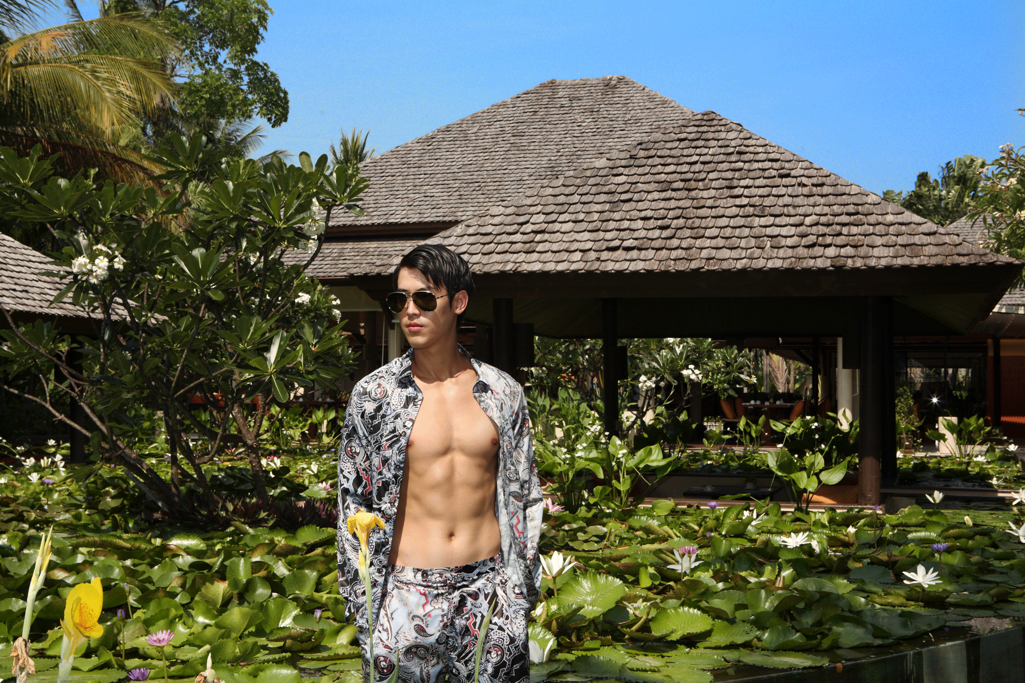 clothes : PAINKILLER / sunglasses : TAVAT