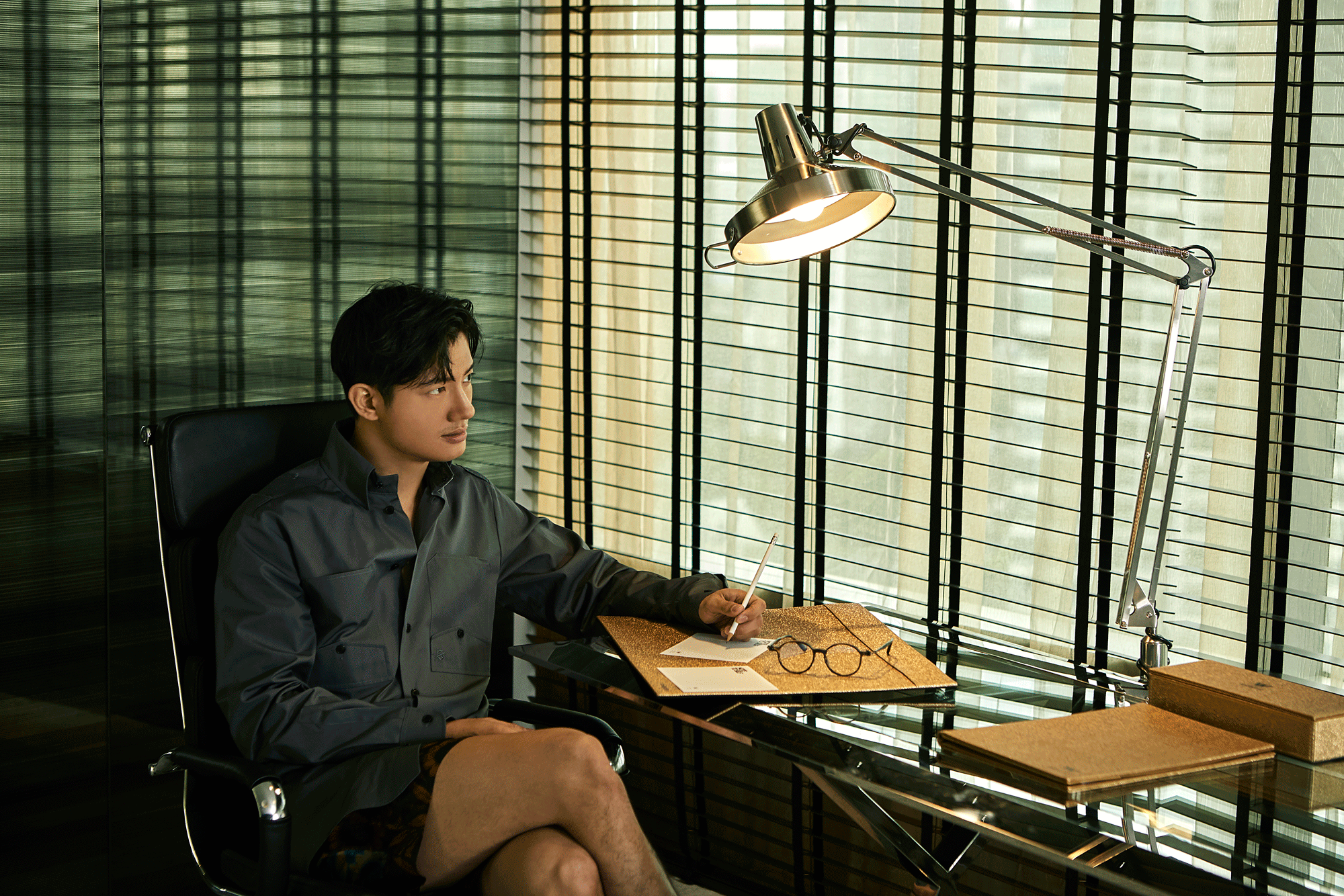 shirt : VETEEMNTS / shorts : Dries Van Noten / eyeglasses : TAVAT