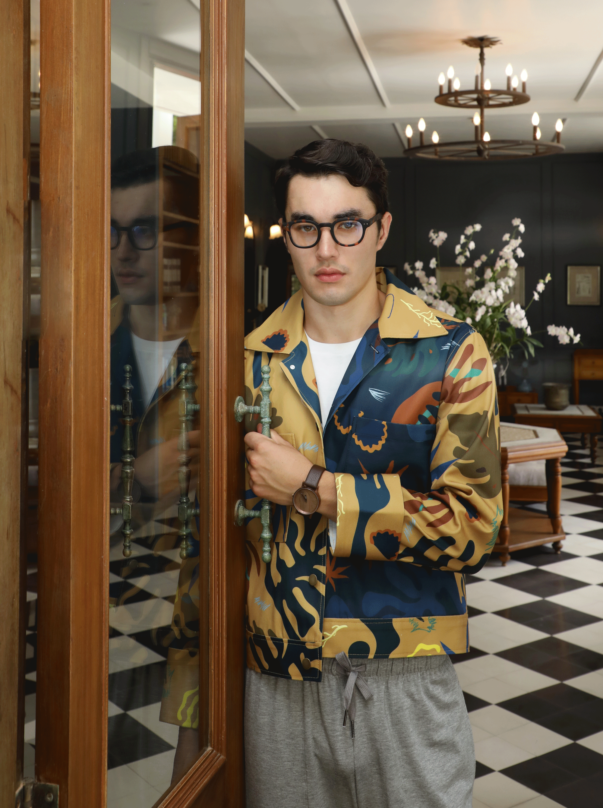 jacket and shorts : Leisure Projects / tshirt : JOCKEY / watch : FORREST / eyeglasses : IZIPIZI