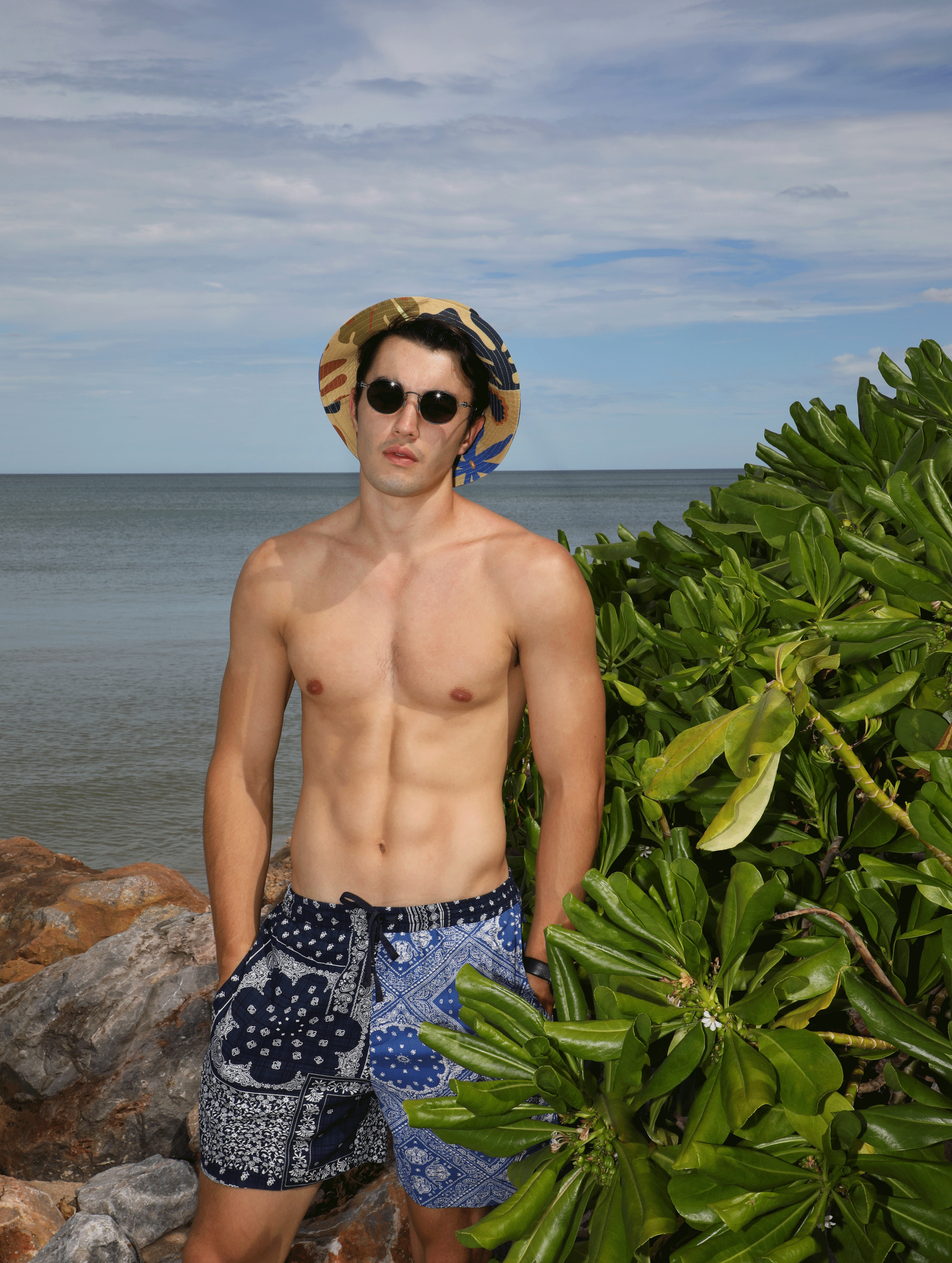hat and shorts : Leisure Projects / sunglasses : TAVAT / watch : FORREST