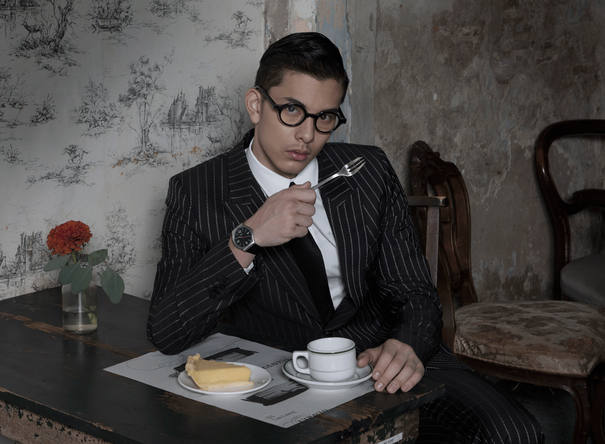 clothes : GIVENCHY / eyeglasses : Blake Kuwahara watch : SWATCH - SKINBLACK
