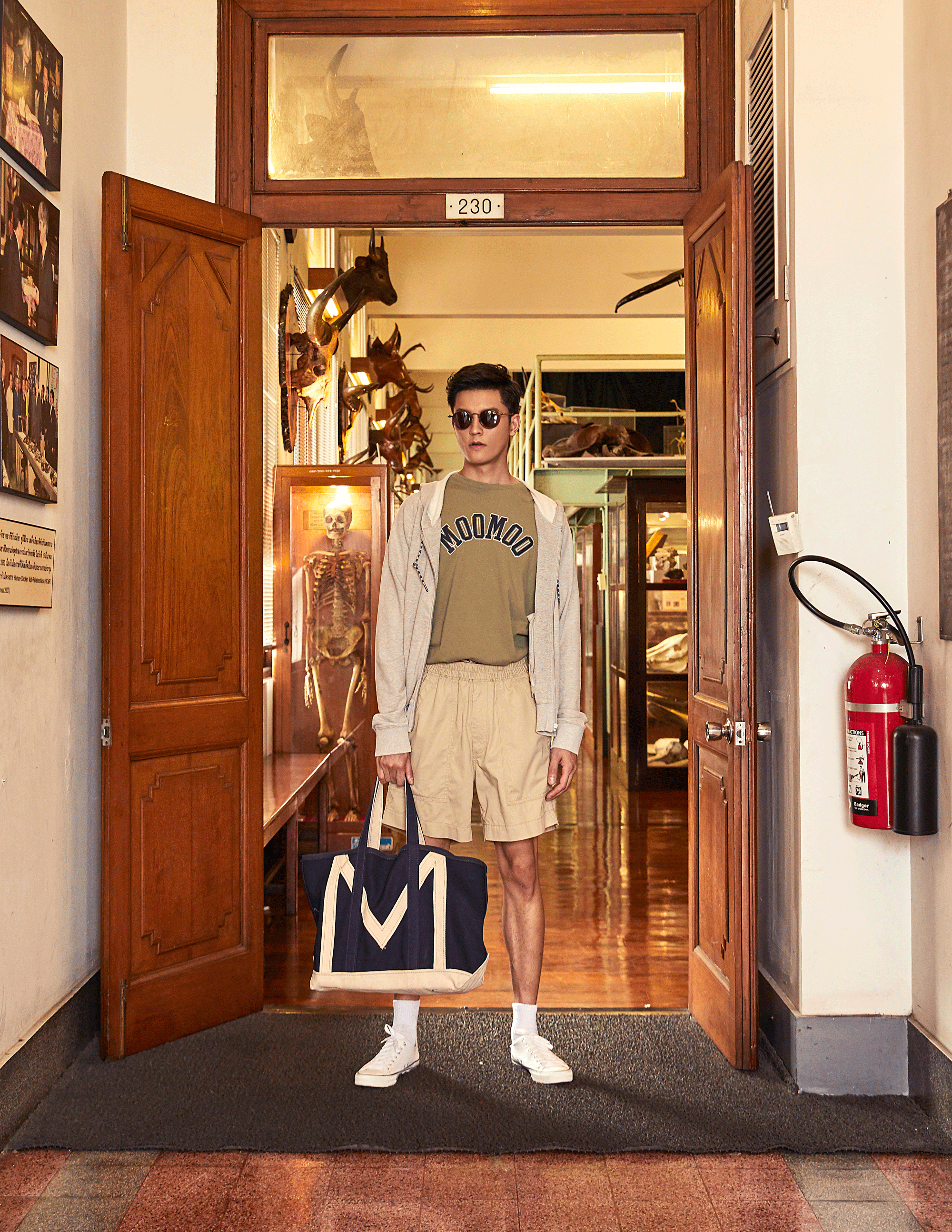 clothes and bag : MOO / sunglasses : TAVAT