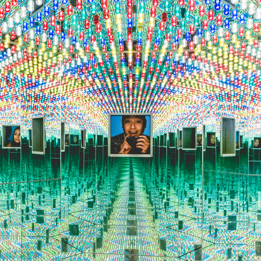 Infinity Mirrored Room - Love Forever