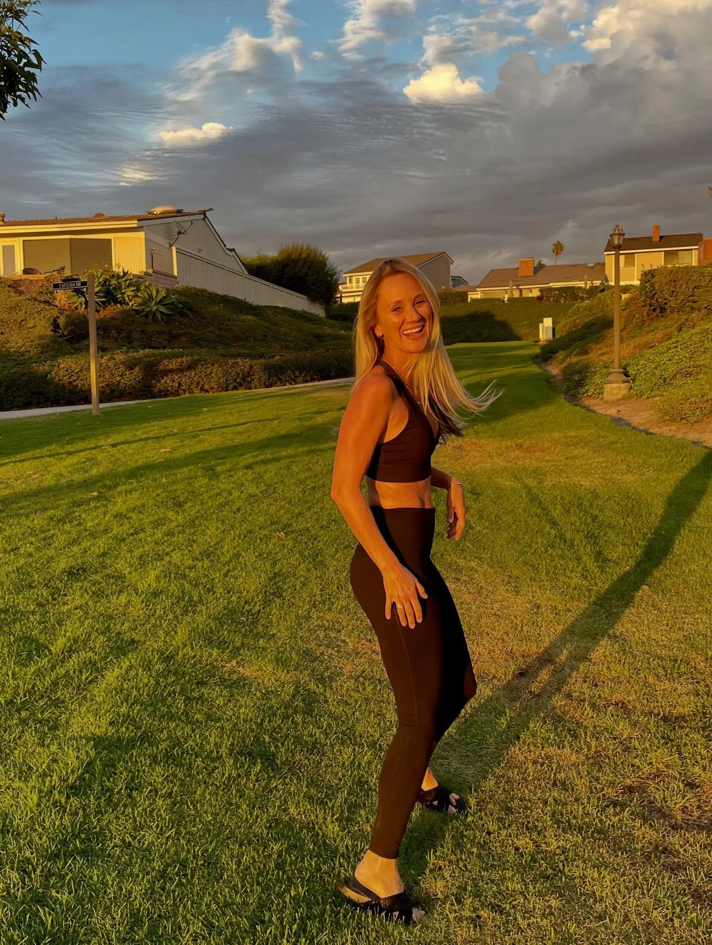 Still chasing summer sunsets (but in an all-black mood) @fabletics #fableticspartner