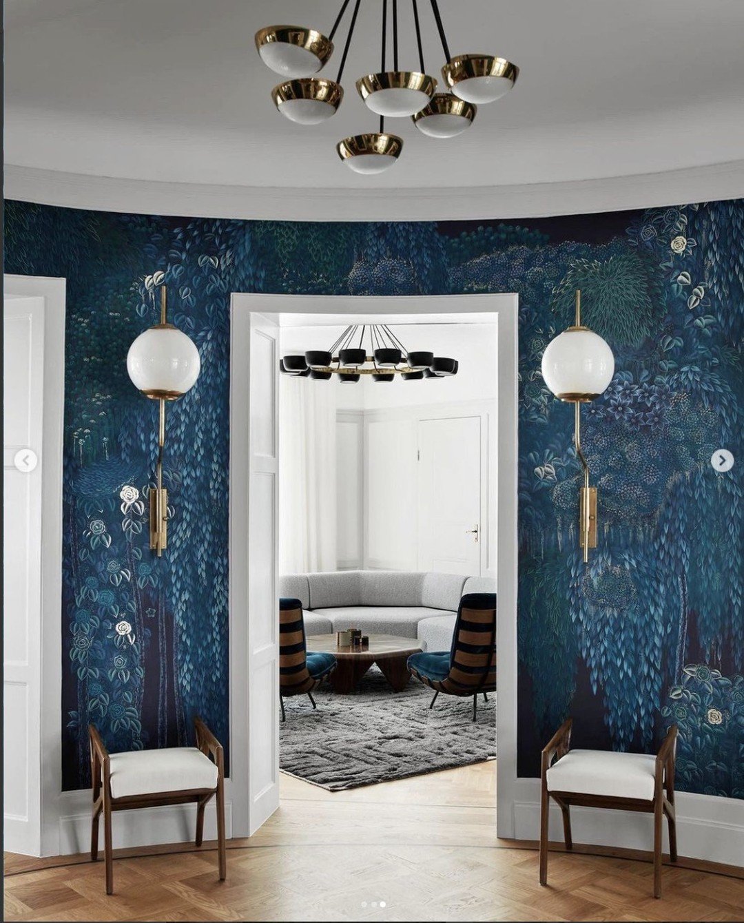 Peep this stunning contrast between the rooms, dark and light. What are your thoughts on wallpaper? Yay or nay?
.
.
.
.
.
πΈ @kristofer_johnsson
designer: @studiolawahl
#interiordesign #bostoninteriordesign #realtorsofig #bostonrealtorsofig #insp