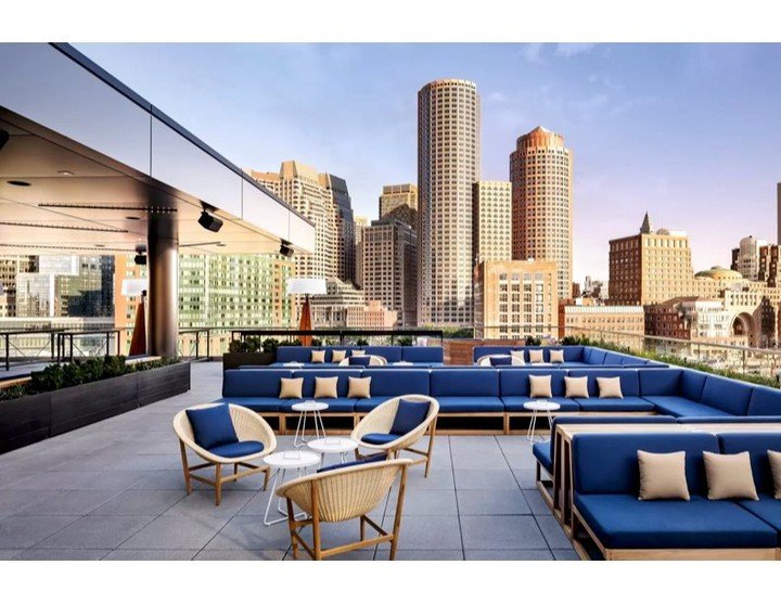☀️ Summer is here and so are Boston's rooftops and outdoor dining options.
Here is a list of Boston's best rooftops and outdoor dining options for you and your friends to have a nice meal, and a drink as the days get warmer!
1. Envoy Hotel Roof