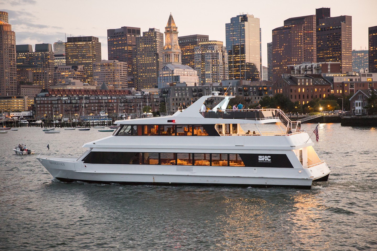 Another day another activity for you to check out!
🚢 Boston Harbor cruises, is a great way to spend a nice day and sightsee out on the water. From watching the sunrise to sunset, there are multiple cruises you can book based on what you're inter