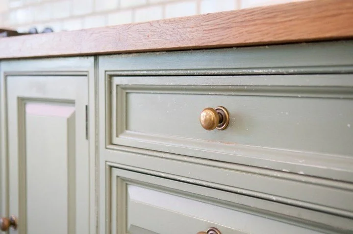 Here is another quick fix to try to upgrade your home!#DIY #HomeRenovation #TipsandTricks #QuickFix
#Upgrade #Kitchen #Cabinets #DinasRealty