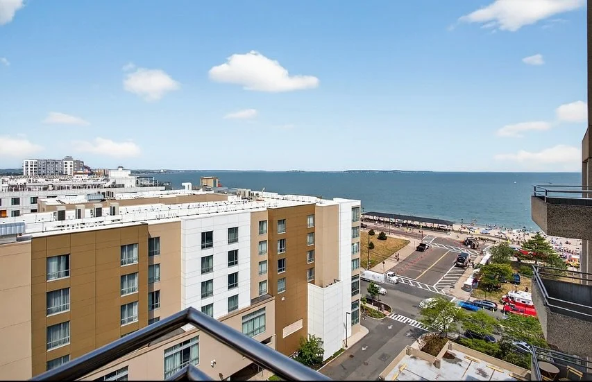☀️🌊If waking up with a beach view wasn’t great enough, just look at how much space these units have!
These Revere Beach rentals are our newest listing. To learn more: 📲 (781) 656-5156 or visit 💻 rentreverebeach.com