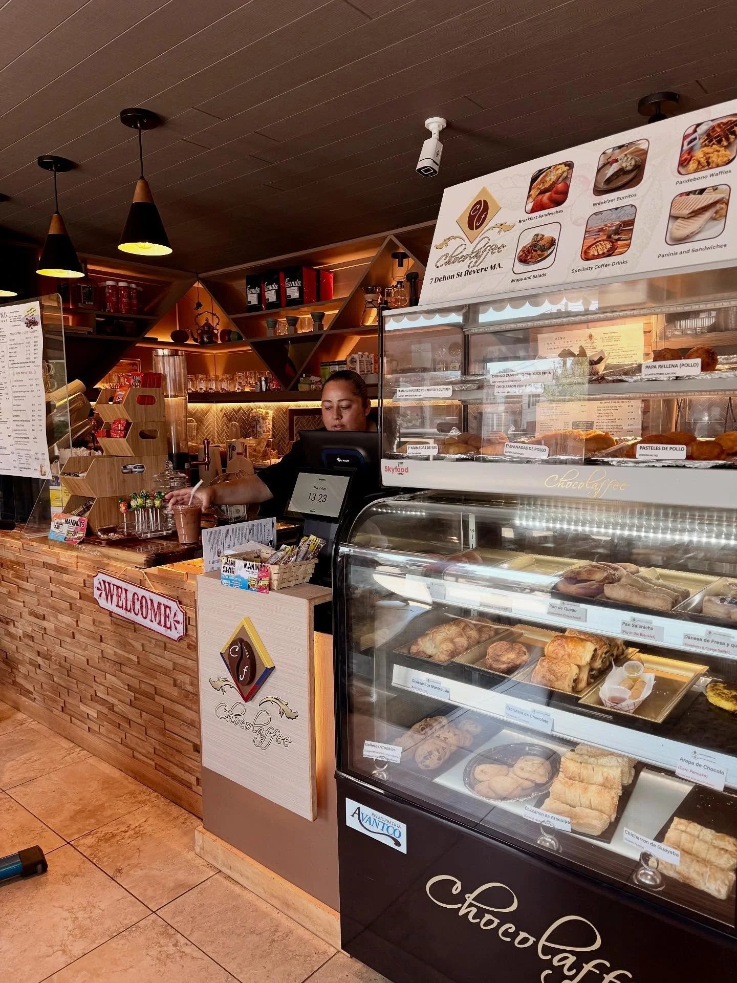 We love our local businesses! Chocolaffee is one of our favorite coffee spots for an afternoon pick me up ☕️! Owned by twin sisters Diana and Angelica, they bring a taste of their Columbian culture to Revere. Together with their team they play a role