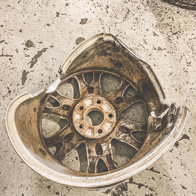 How does this happen?!? 🤷&zwj;♂️ So many questions... #wheels #how #oops #what #broken #busted