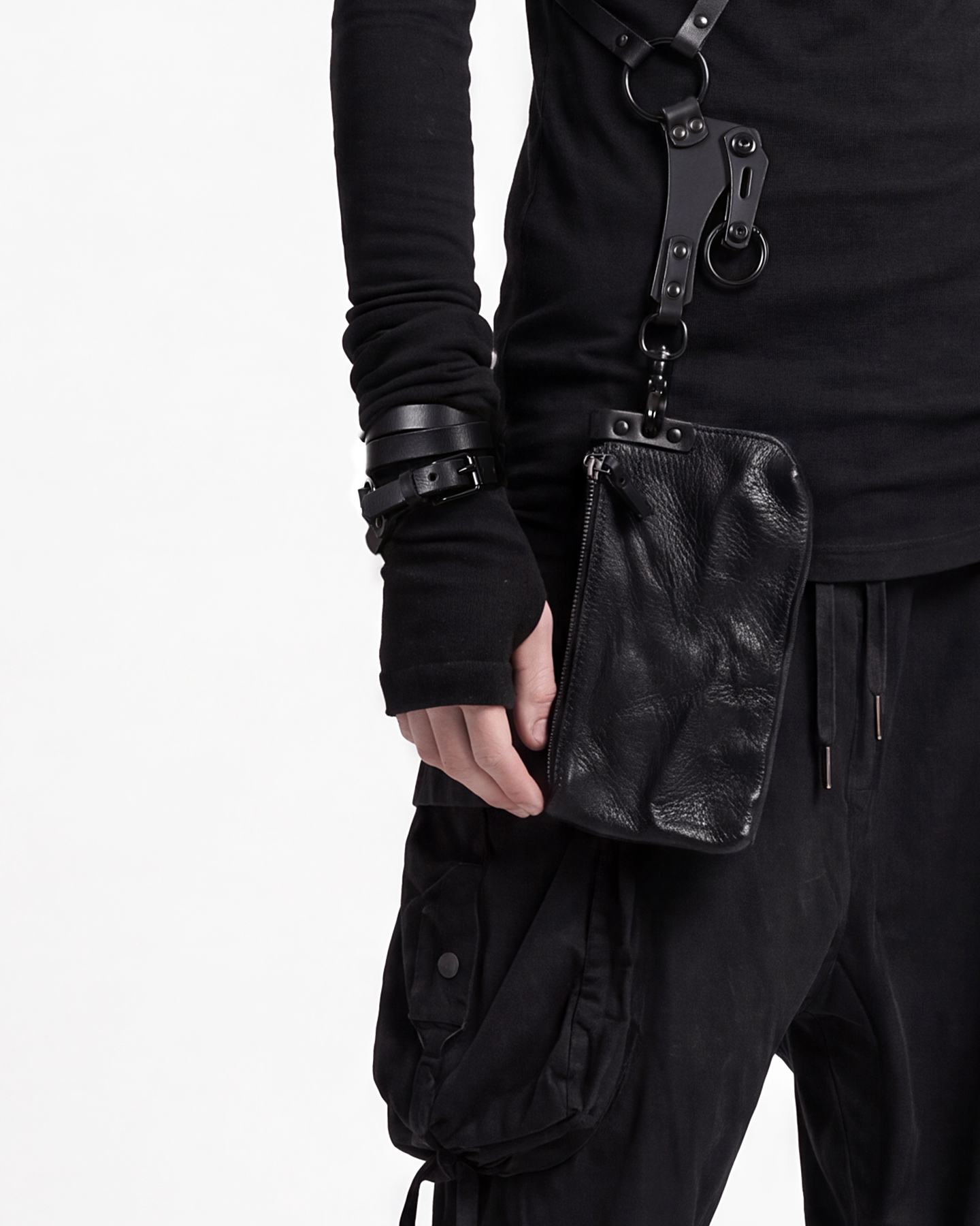 IVES Black Phone Pouch TEO+NG 5.png