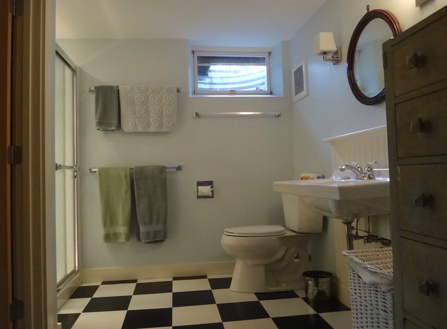 TheToehold_DownstairsBathHOR_1500px.jpg