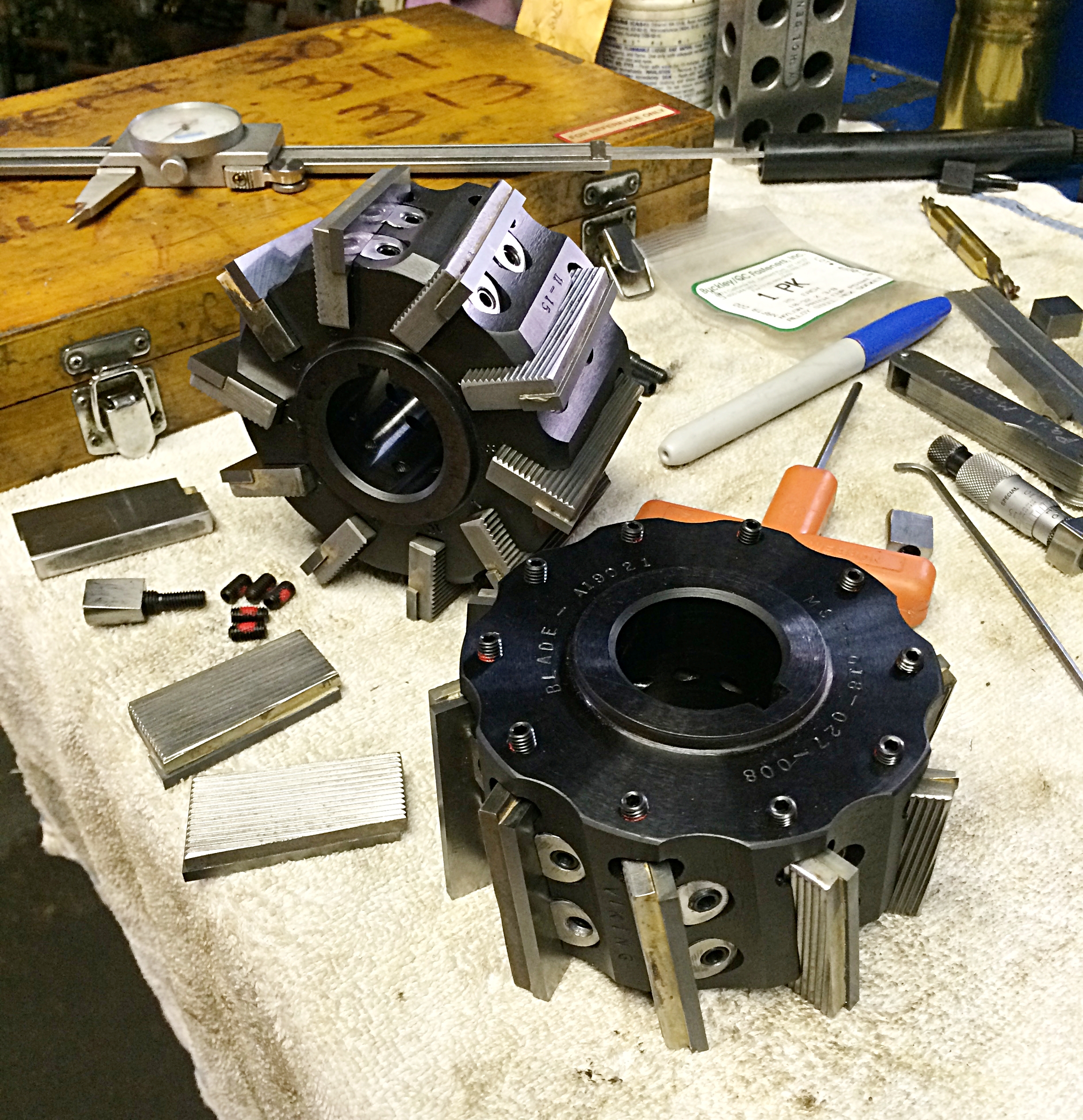 Milling Cutter - inserted, serrated blade style face