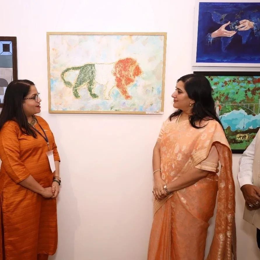 Participating in abstract art exhibitions provides an opportunity to showcase one's creations on expansive walls and gauge public reactions to the conveyed intentions and thoughts. Personally, I find immense joy in engaging in dialogues with individu