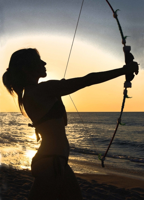 Woman_with_a_bow_in_backlight.jpg