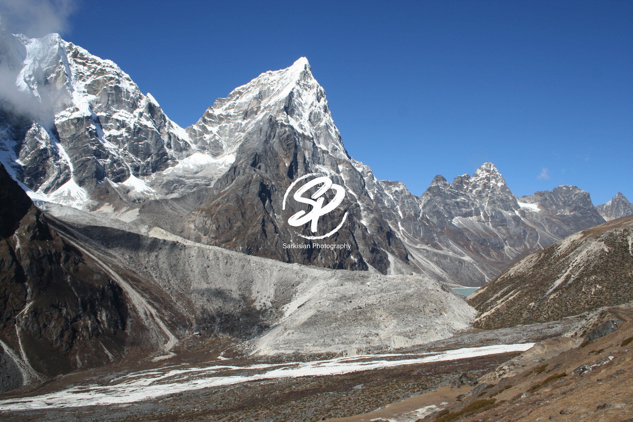 Cholatse Peak w Chola Tsho (water)
