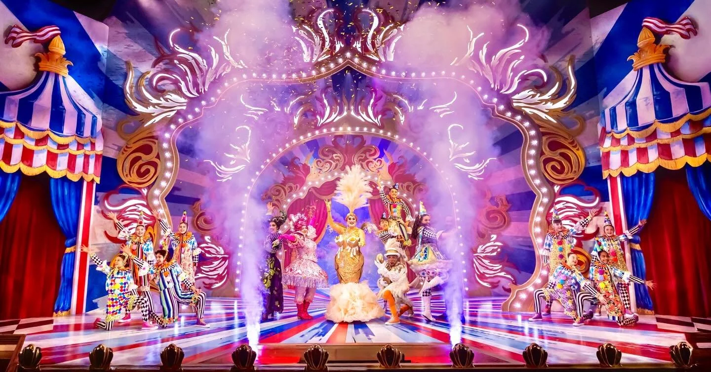 Panto walkdown joy captured beautifully by the incomparable @peachyraith ❤️&zwj;🔥❤️&zwj;🔥✨🤌🏼

#MotherGoose @mercurytheatrecolchester 

Cast @clarkekemi @daisygreenwood_ @thesashalatoya @jaimiepruden @nathanrigg @deedeerivers @antonystuarthicks @m