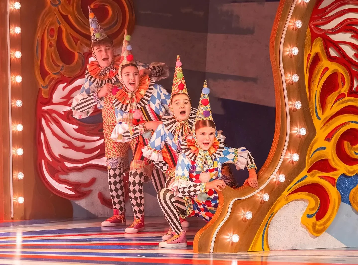Roll up roll up!!! 🤡🤹🎪🎡🎠🎉 Gertie&rsquo;s circus is still in town for another 2 weeks at @mercurytheatrecolchester #MotherGoose

📸🤩 @peachyraith 

Cast @clarkekemi @daisygreenwood_ @thesashalatoya @jaimiepruden @nathanrigg @deedeerivers @anton