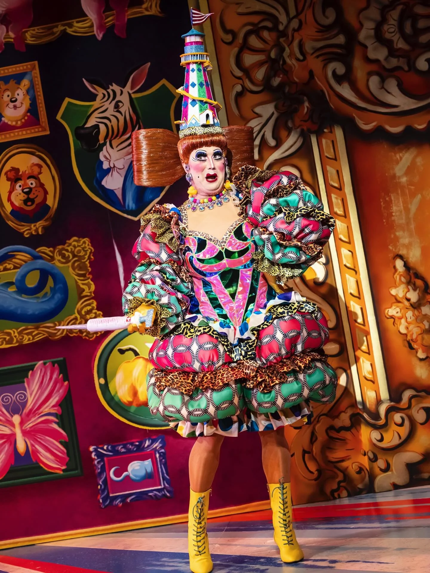 Meet Dame Gertie!!! Here she is in her rich clown era 💅🏼✨💖🤡🎪 played by @antonystuarthicks, costume exceptionally made by @kittypowercostume, helter skelter wig made by @lucinda_cawdron and Jamie Reeve, costume supervised by @corinnavincent3 🫶

