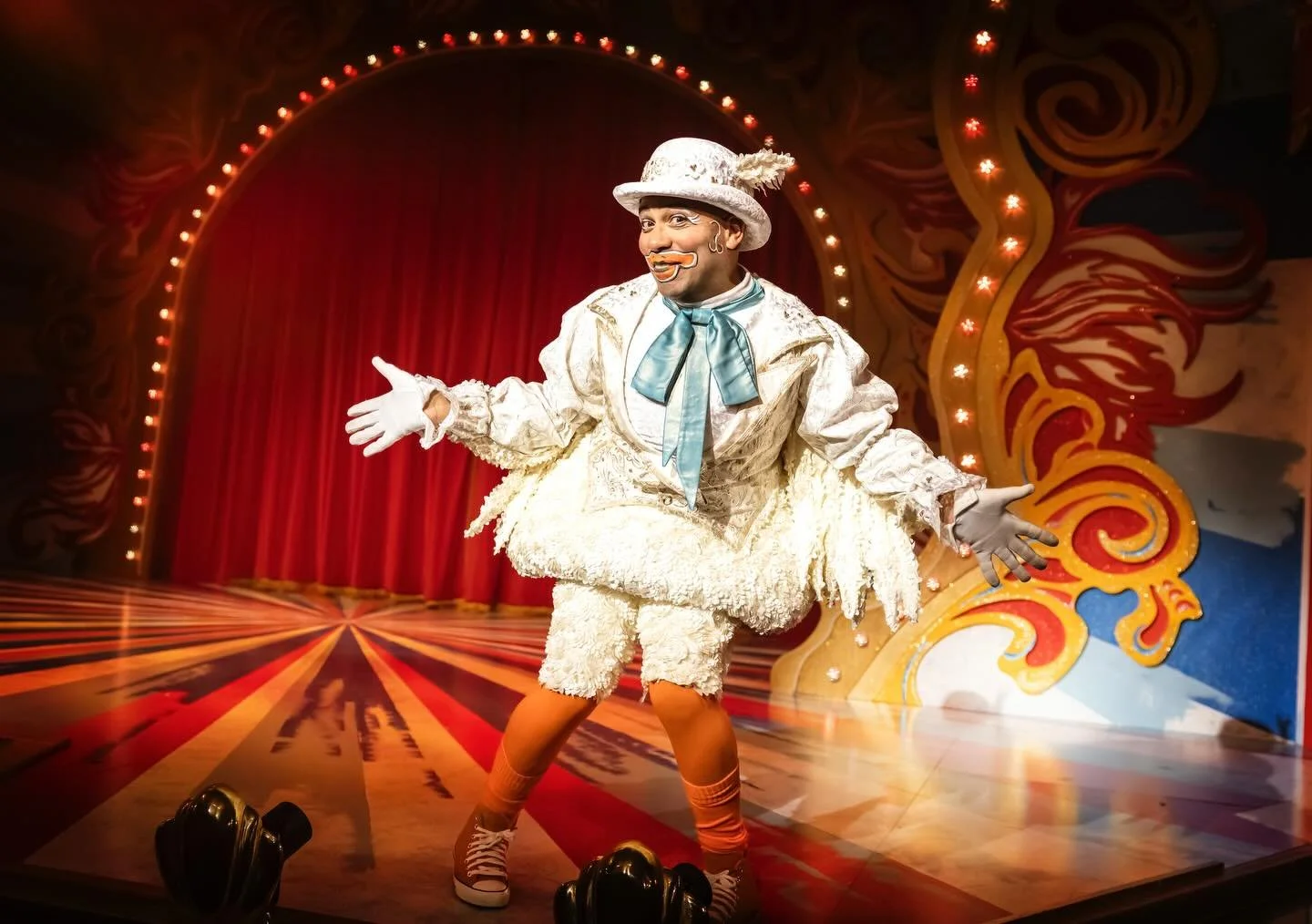 Meet Billy The Goose!!! ✨✨ 🎪 played by @mrville1 &amp; costume beautifully made by @corinnavincent3 🫶

📸 @peachyraith 

#MotherGoose @mercurytheatrecolchester 

Cast @clarkekemi @daisygreenwood_ @thesashalatoya @jaimiepruden @nathanrigg @deedeeriv