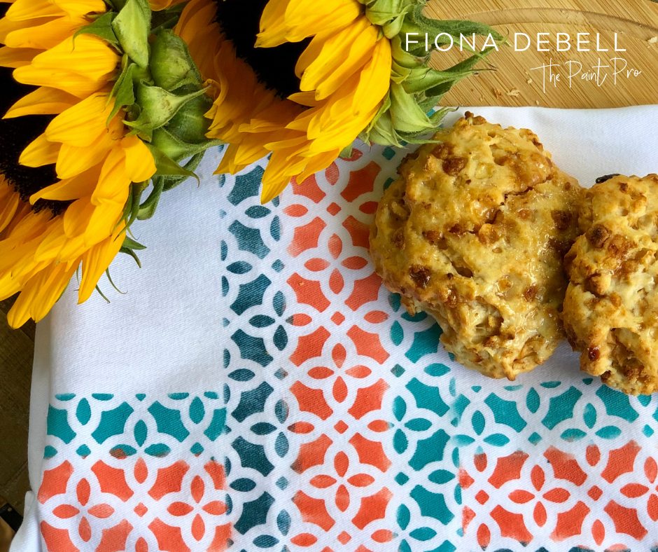 Learn how to create these painted napkins with me, Fiona Debell. | fionadebell.com