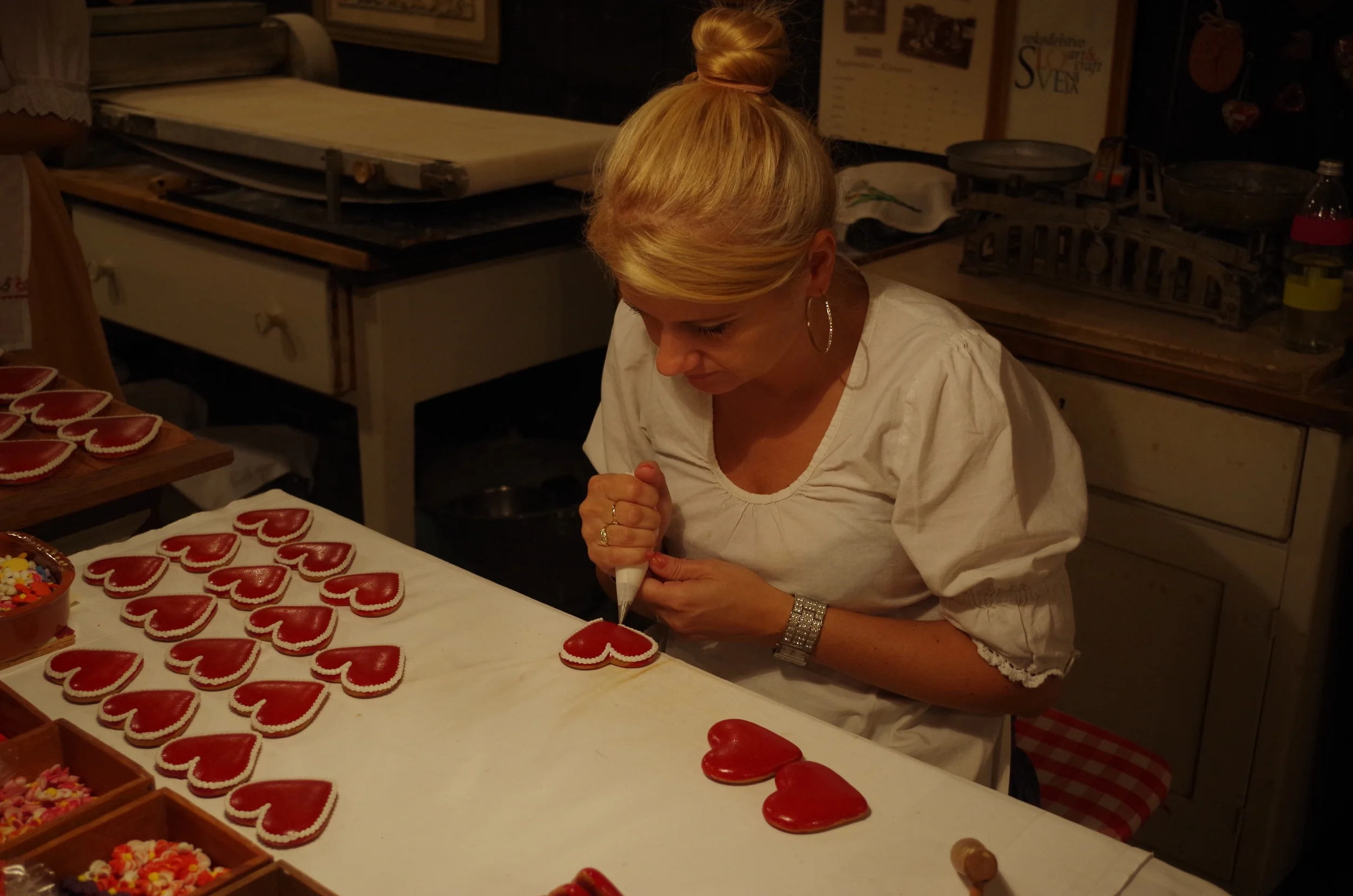Decorating honeybread at Lectar