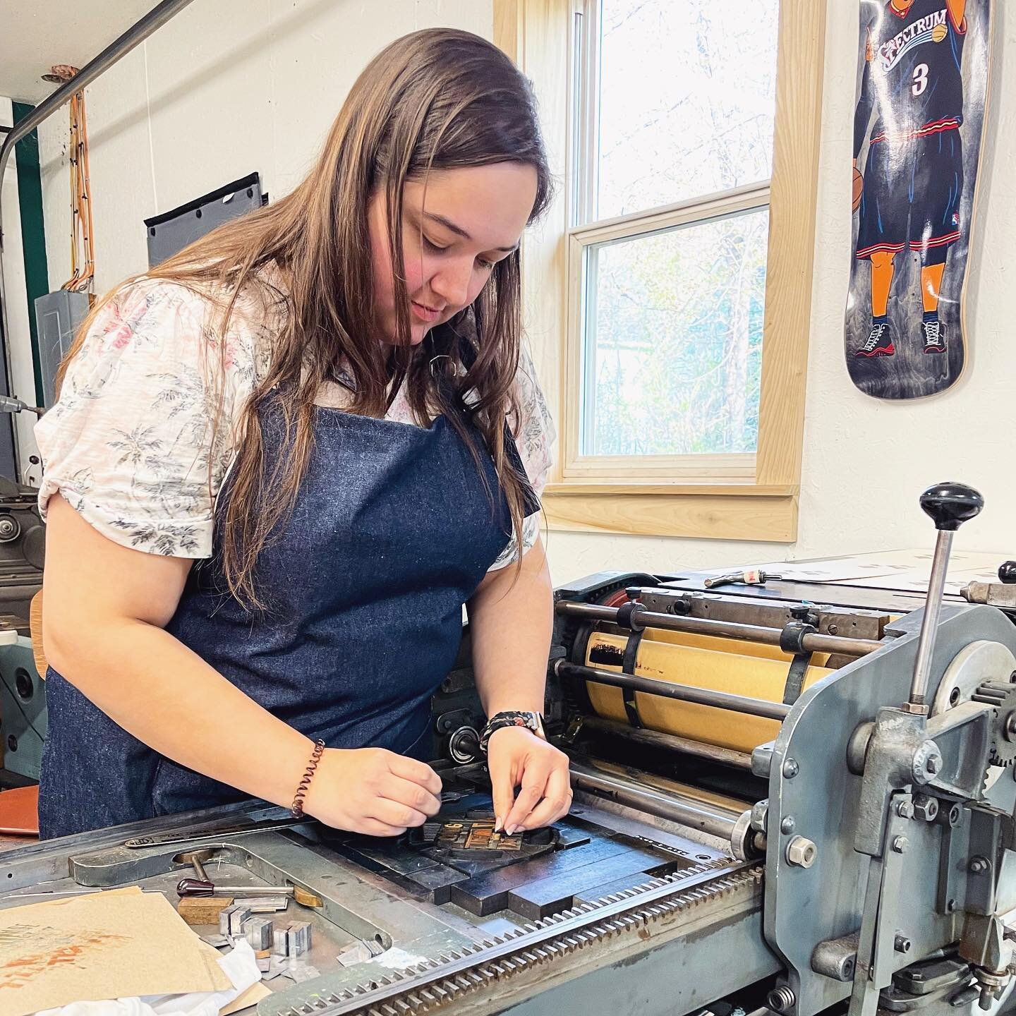 It&rsquo;s all letterpress this week in the shop! Libby Morgan @libbyslauenwhiteart has been printing quilt squares on our Reprex all week using a super cool @insta.dry.inc Rotary Angle Chase she brought along. Read more about Libby below!

Libby Mor