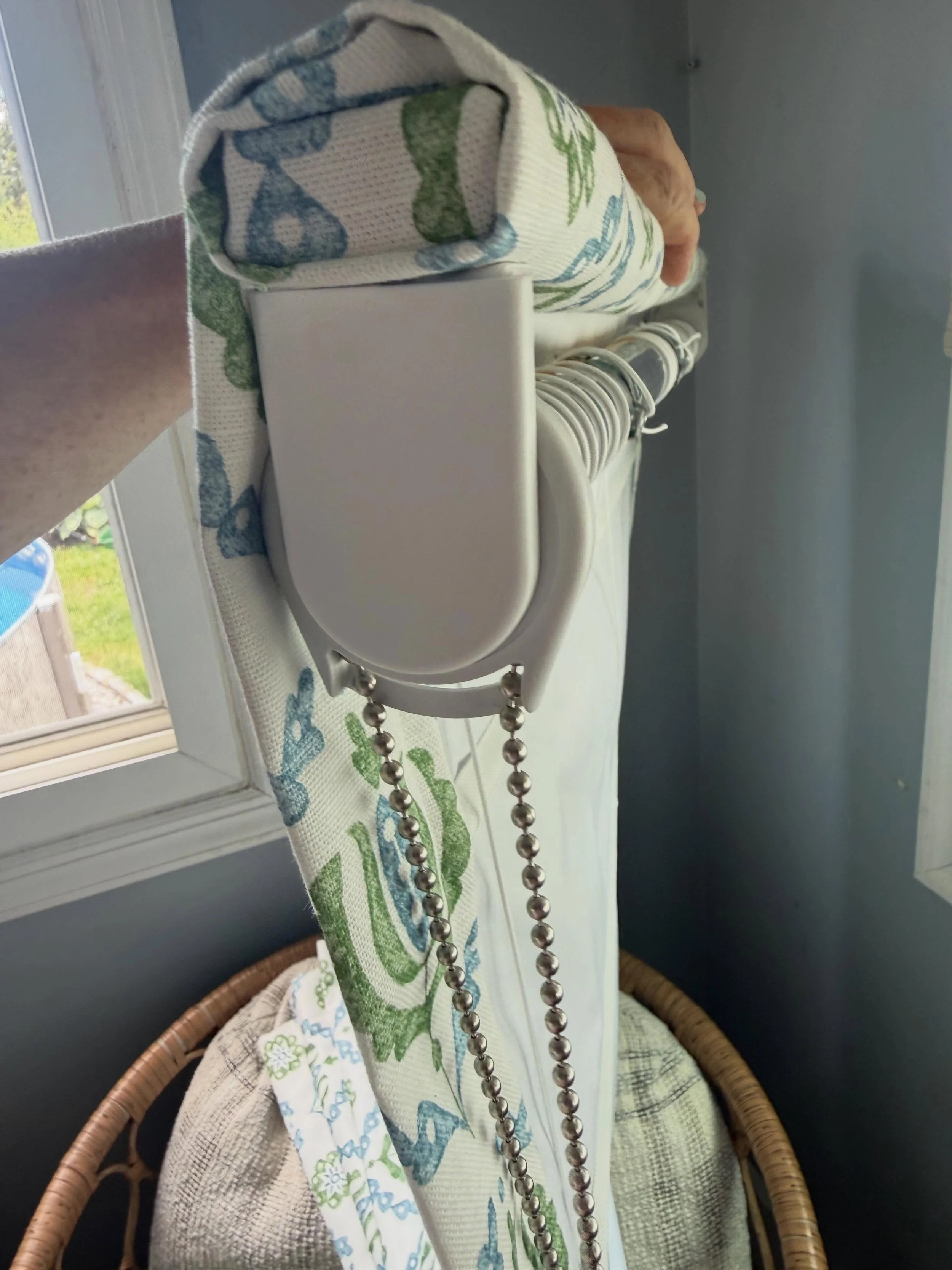One of my favorite shade systems that we offer is the continuous cord shade.  I think I prefer them over the cordless. One reason is because of the low profile, thinner silver tube and clean end caps. I wish the cordless system was offered with these