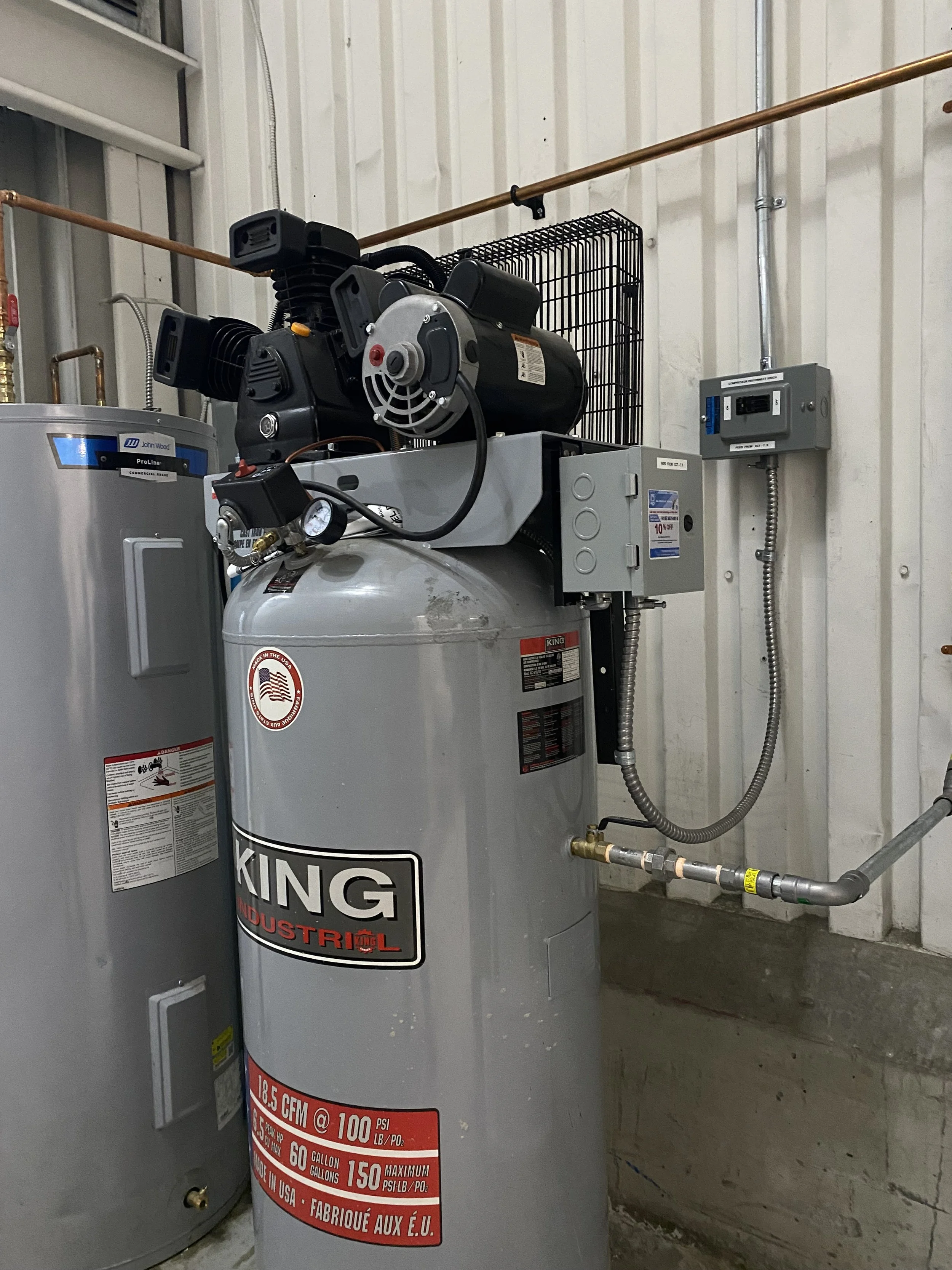 Industrial air compressor with automatic start-up, connected to high pressure pipelines for operation of linear equipment