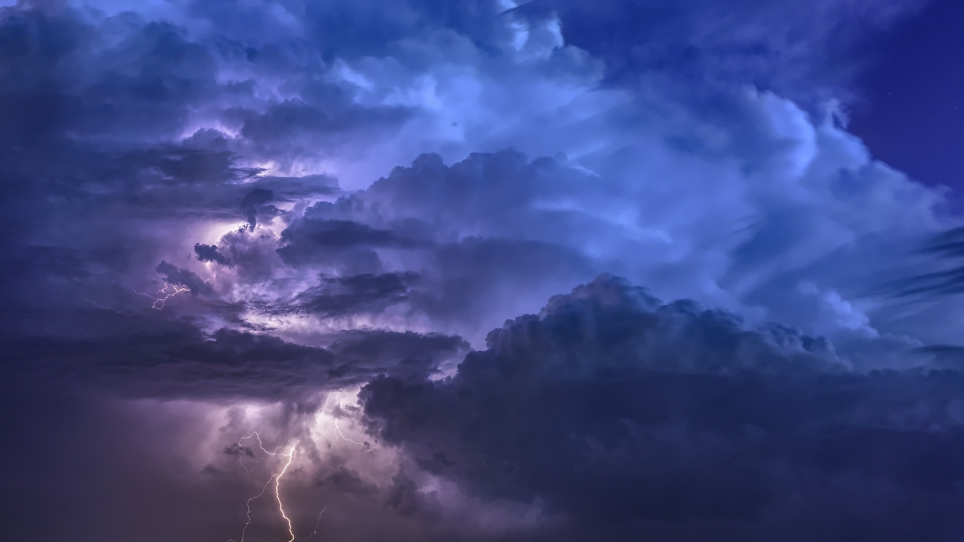 thunderstorm-3441687_1920.jpg