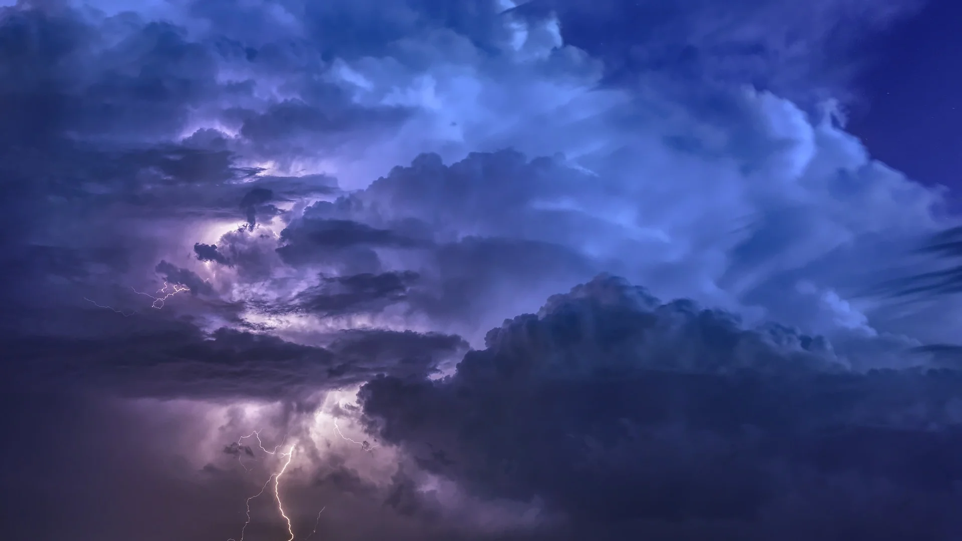 thunderstorm-3441687_1920.jpg