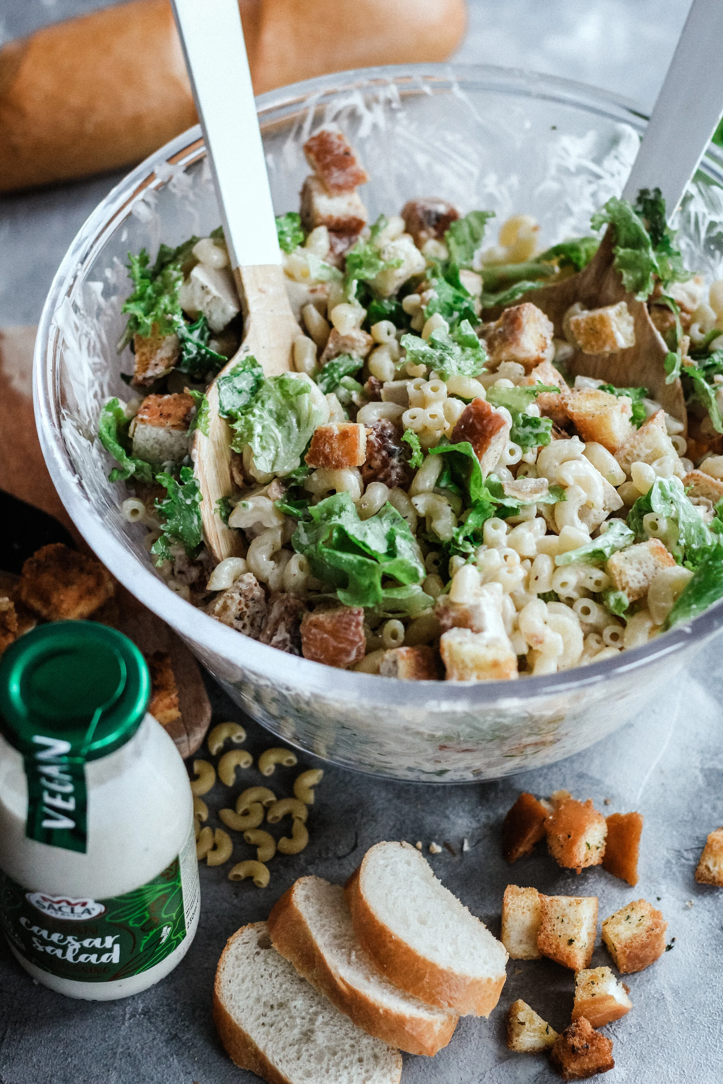 Vegan Ceasar salat með vegan ceasar sósu frá Sacla