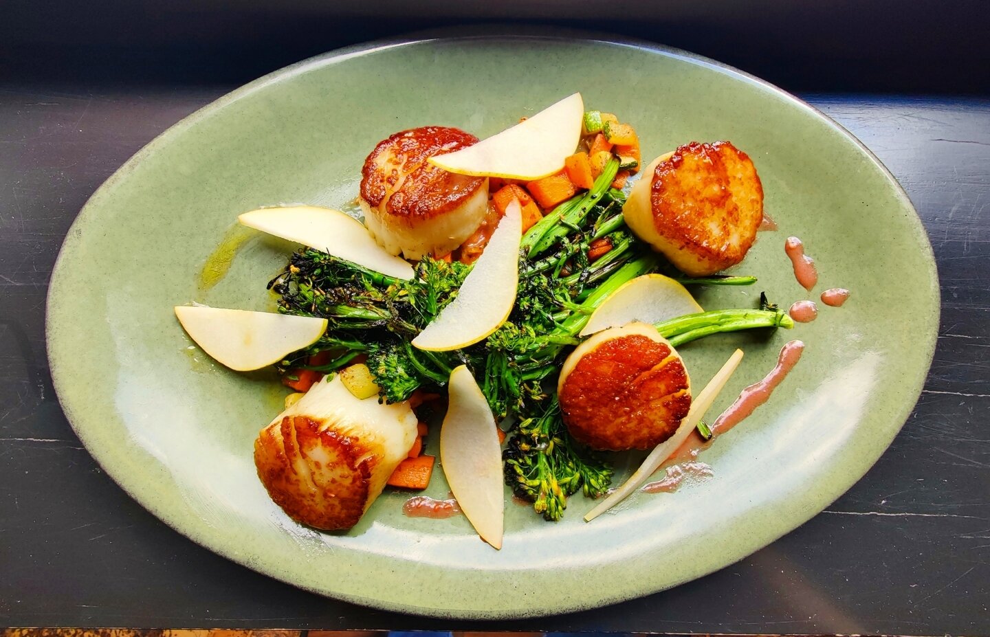 Fresh and bright is the theme for tonight! 
East coast scallops paired up with roasted broccolini, sauted carrots and zucchini, shaved d'anjou pear and finished off with a light raspberry vinaigrette. 
.
.
.
#scallops #seafood #pghfood #pittsburghfoo