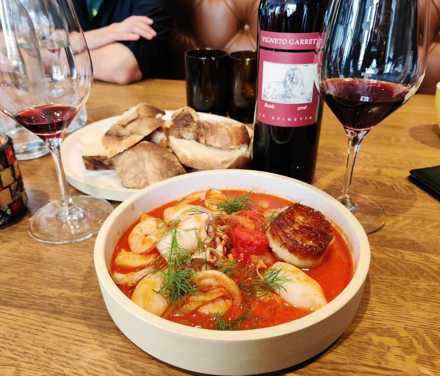 This is what working for Talia looks like 😍
Today's pre shift: a bottle of @la_spinetta 2016 Borolo along side an amazing Acqua Pazza prepared by the wonderful @chefphilreyna. 
Calamari, scallop, shrimp, san marzano, garlic, clam broth and fennel jo