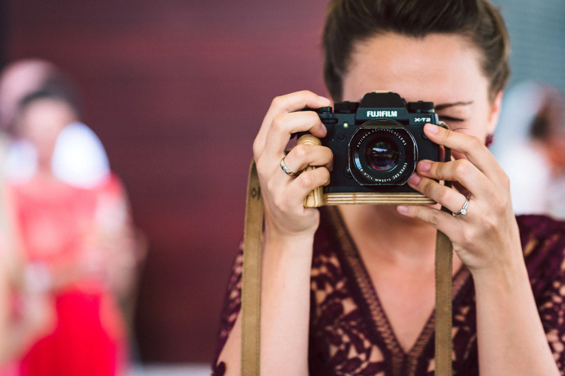 Showpraktikantin Franzi mit Fuji X-T2 und holzgriff.ch