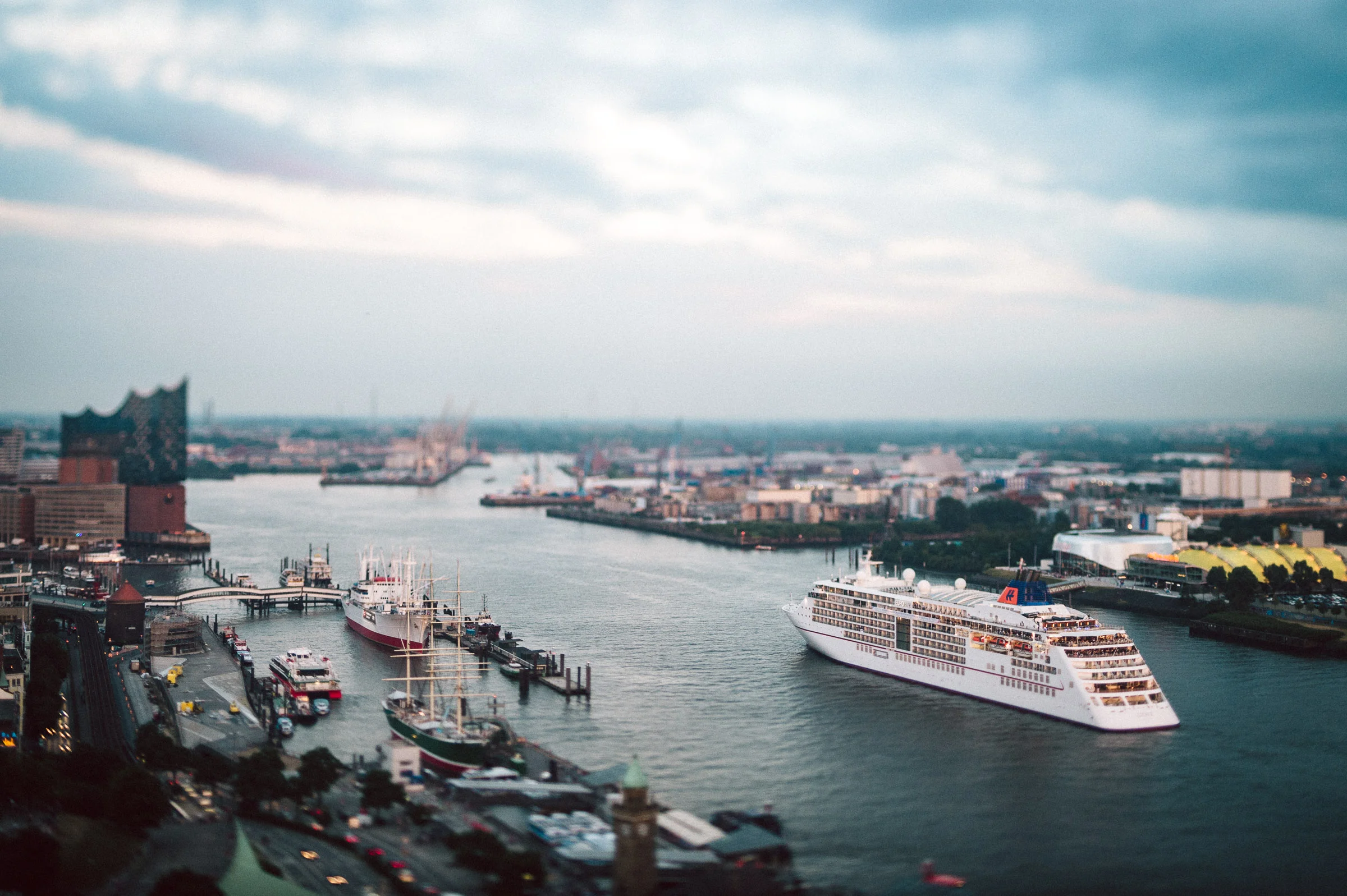 WERBUNG | Blick auf den Hafen der schönsten Stadt der Welt. Der Freien und Hansestadt Hamburg.