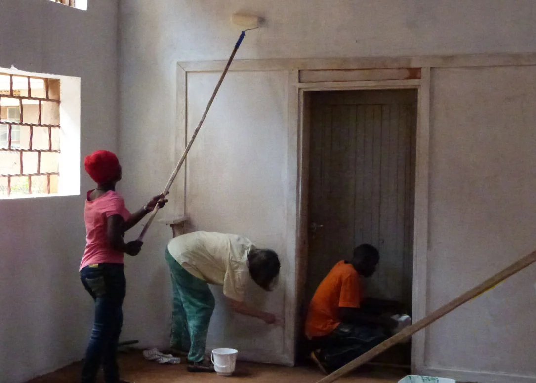 2 more nvi students working around sue