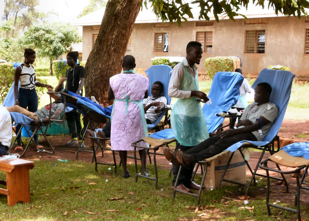 NVI students giving blood