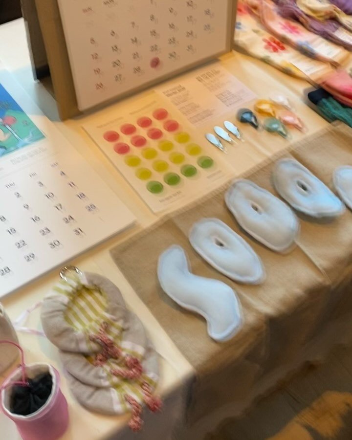 Selling my stuff in a market gave me more instant and genuine communication with customers! Also I met so many nice and kind K-creative friends❤️ Wish everything you create goes well🎉 Thank you so much for letting me participate @market.root 

#mark