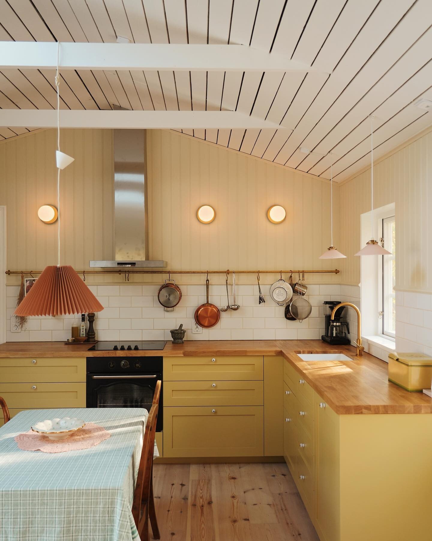 Where are the &lsquo;final images&rsquo; from the kitchen in &Ouml;sterlen? Okayokayokay, here they are! The star of the show being the three @nuuralighting lamps, on the back wall, binding it all together. I&rsquo;m so into how they are both minimal