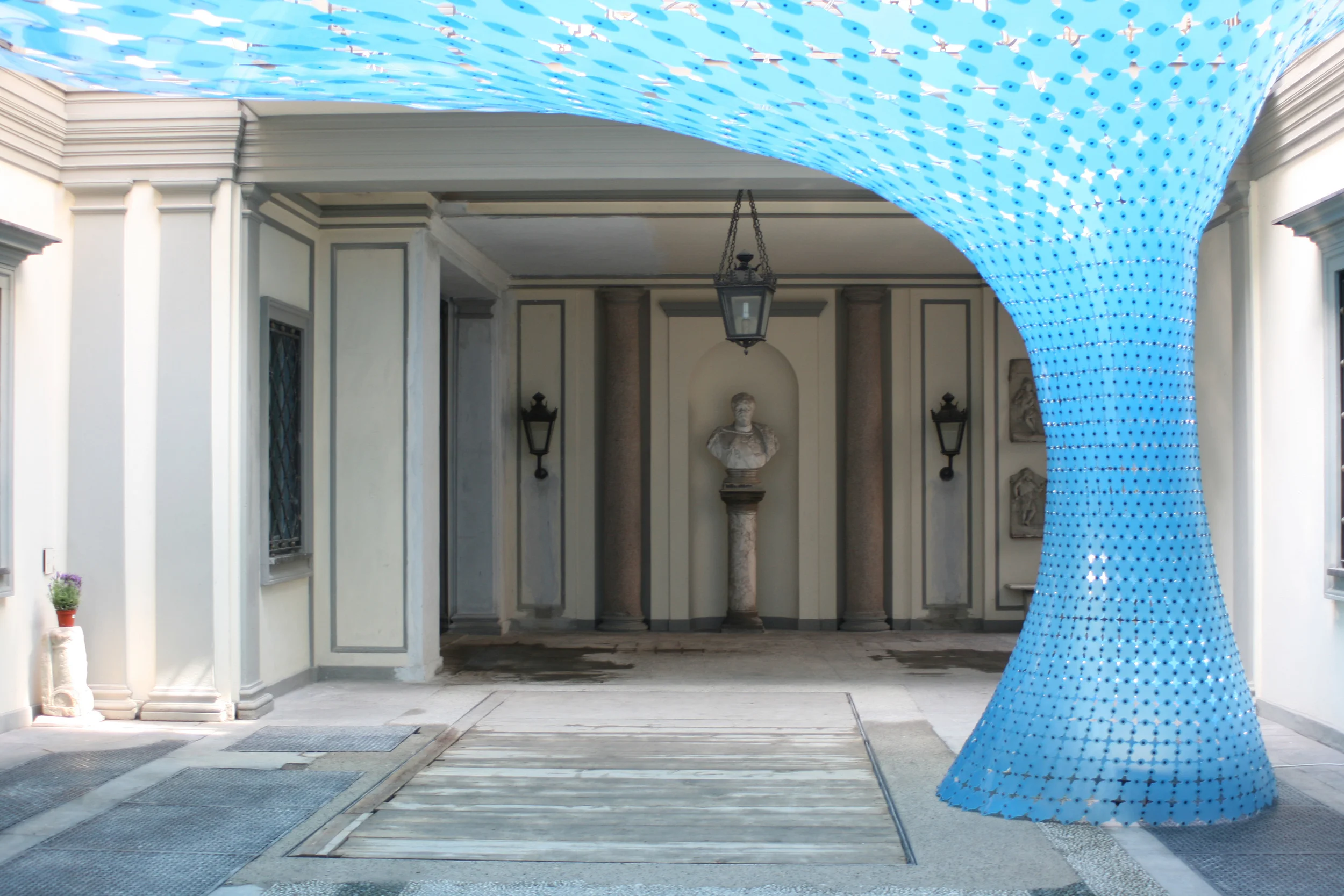 Or1 by Orproject responds to sunlight, at the Milan International Furniture Fair 2008,