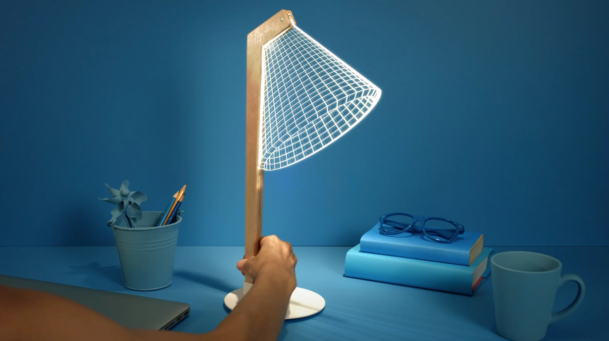 The slim, two-dimensional profile of the DESKi reading lamp becomes three dimensional.