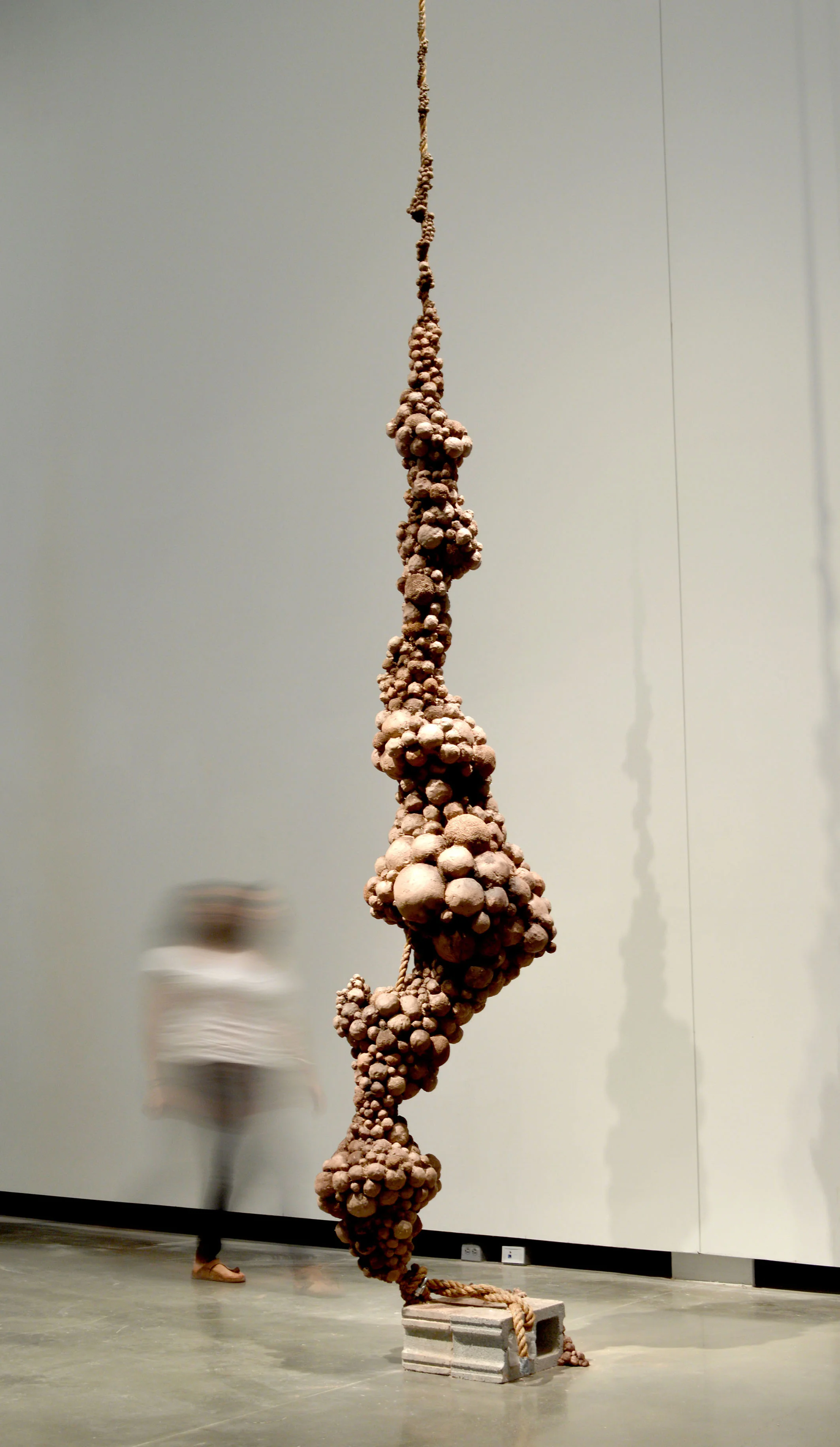 A towering work embraces verticality, crafted in raw clay, by Patricia Mato-Mora