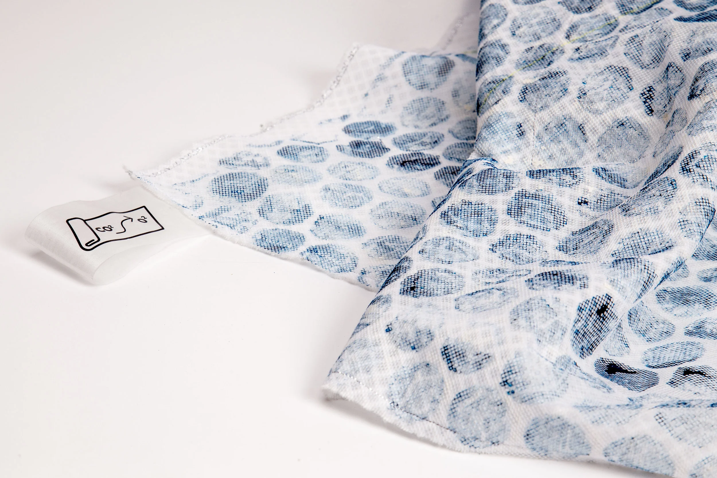 Photosynthetic Fabric by Angela Mathis mimics the natural process of photosynthesis through its structure and use of materials, allowing us to turn CO2 into oxygen while walking.
