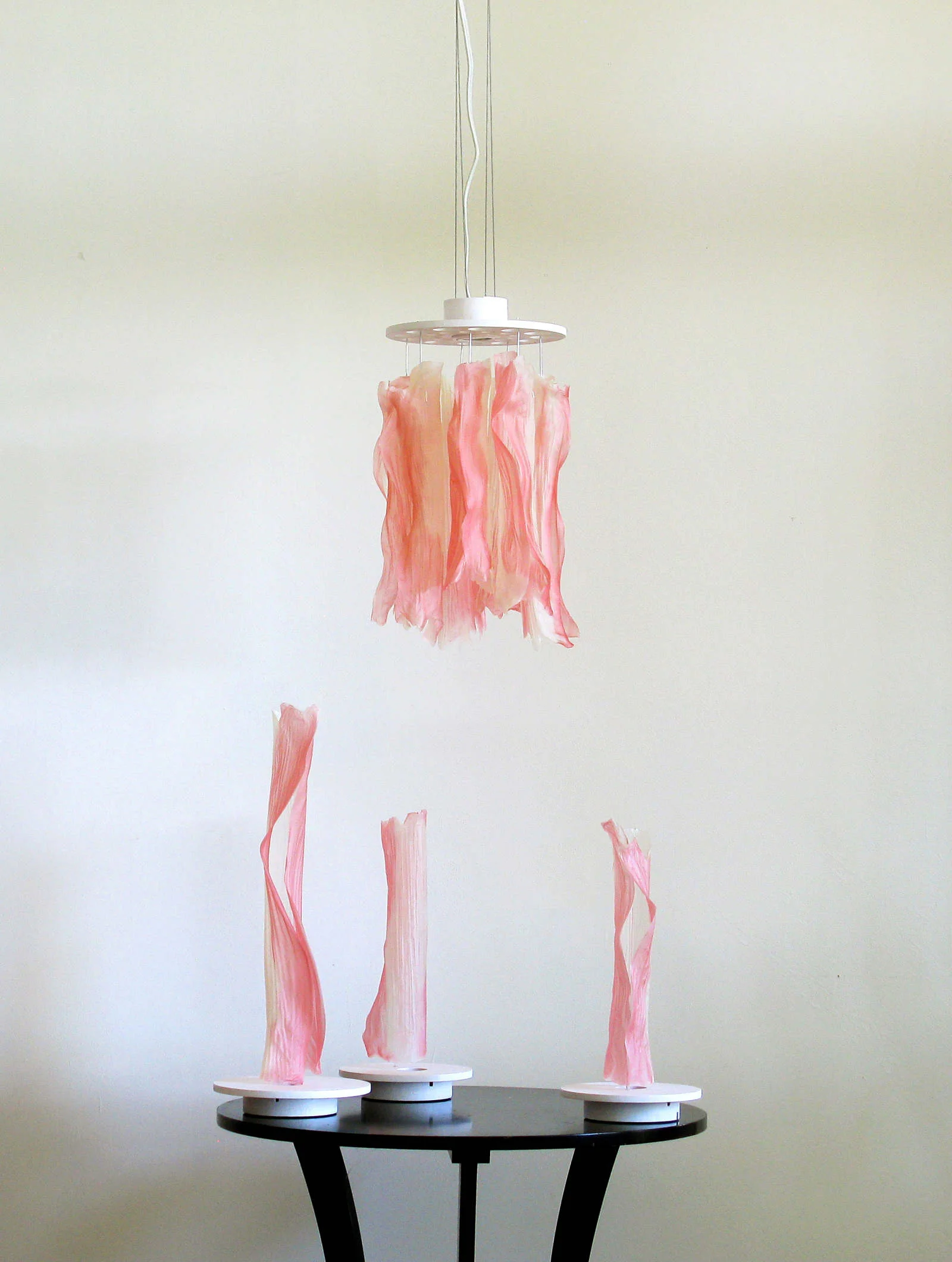 Undulae by Taeg Nishimoto is a series of table and pendant lamps made of cornstarch-based bioplastic tubes. This series pursues Nishmoto's interest in bio-based materials as spontaneous alternatives to more conventional materials.